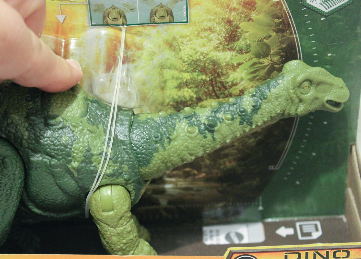 Jurassic World (Park) Dino Trackers Wild Roar Nigersaurus Action Figure