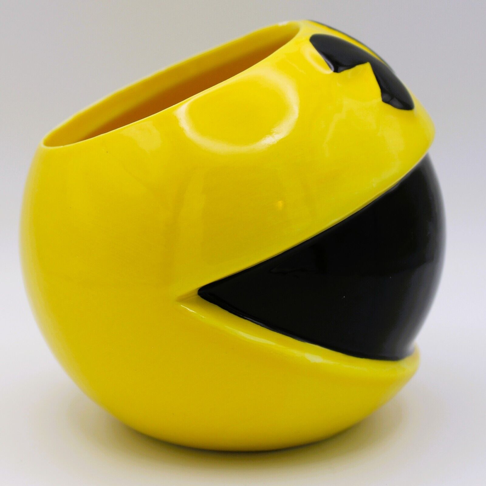 Pac-Man Shaped Ceramic Pencil / Pen Holder by Bioworld